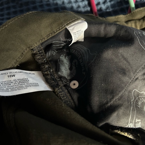 Gloria Vanderbilt does Army? Yup dark green pants come with matching check-belt. - Picture 6 of 6